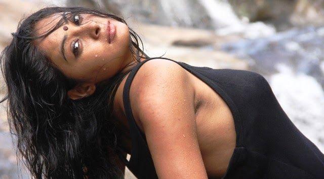 Arunthathi Hot Navel Pictures