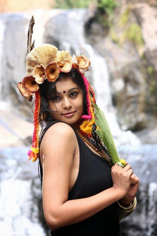 Arunthathi Hot Navel Pictures