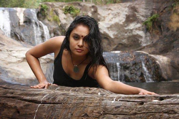 Arunthathi Hot Navel Pictures