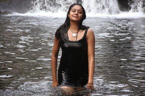 Arunthathi Hot Navel Pictures