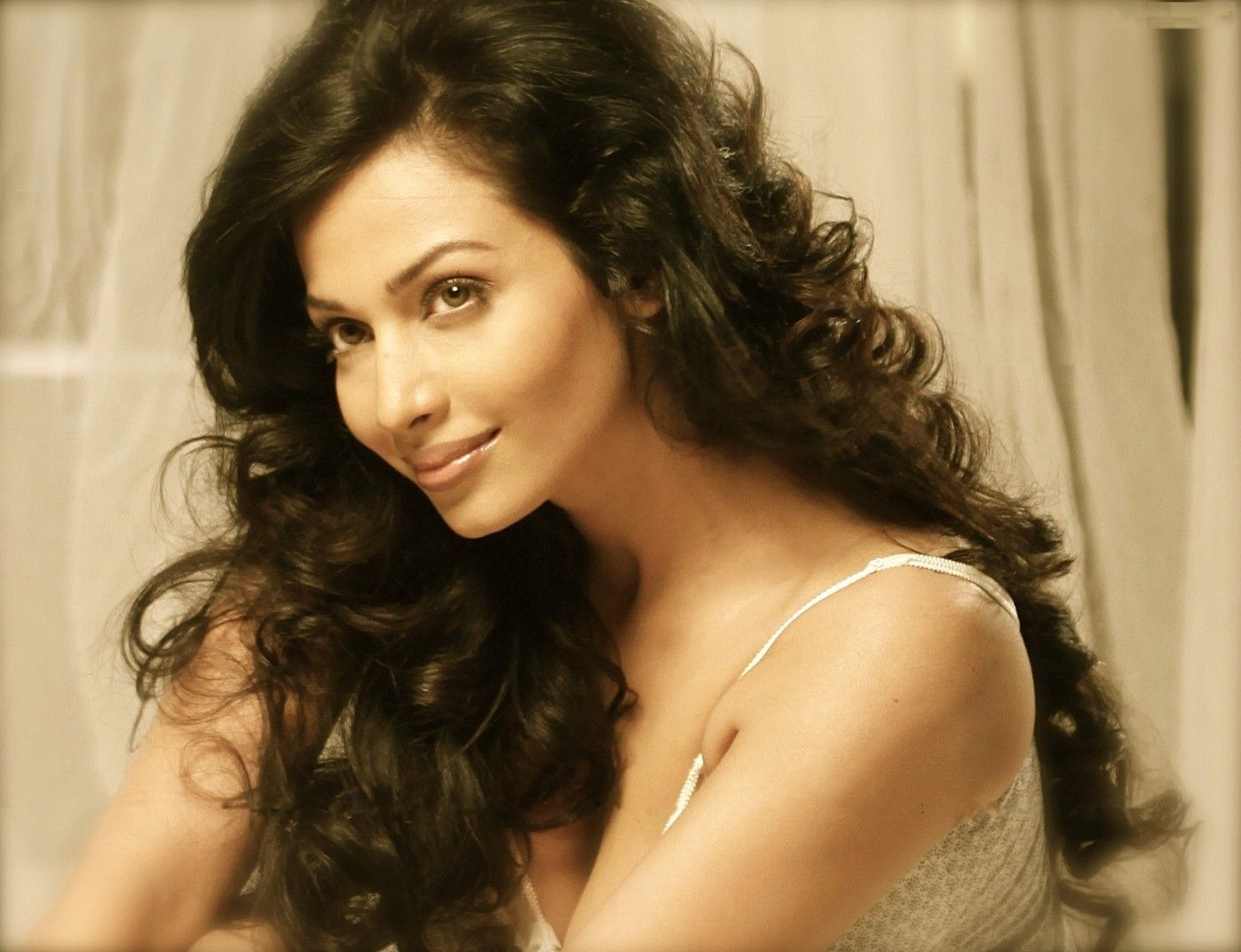 Asha Shaini Hot Sexy Gallery