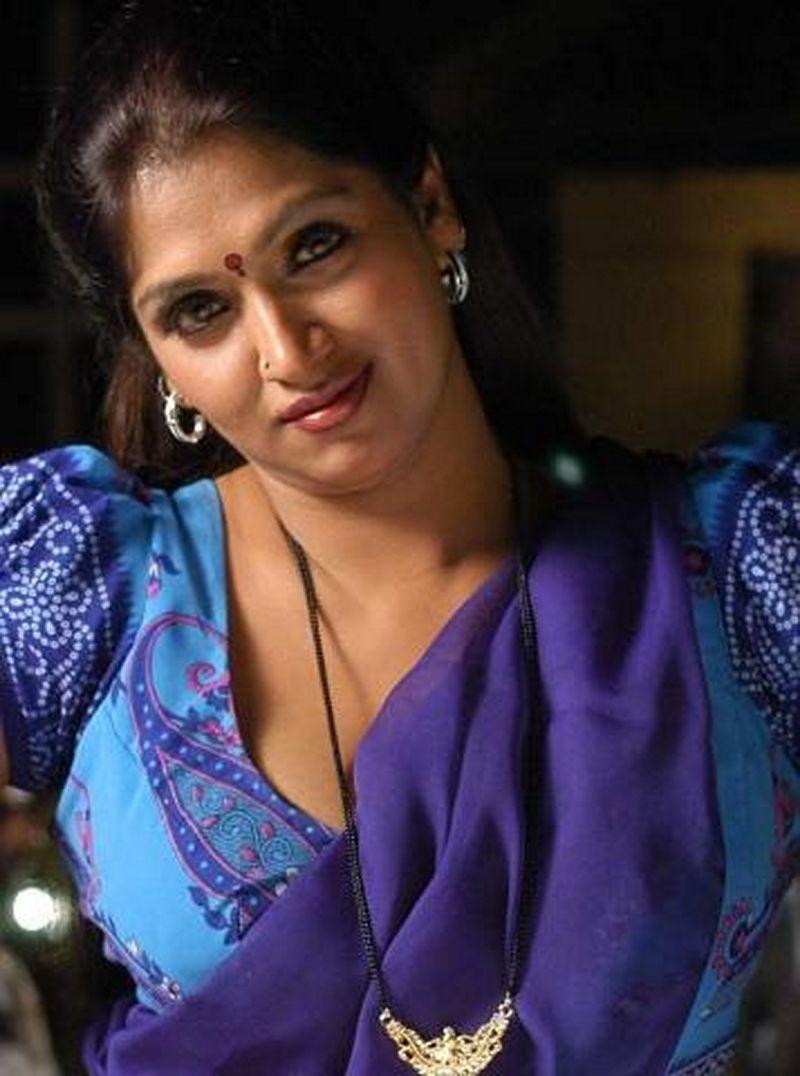 Bhuvaneswari Aunty Hot Navel Pictures