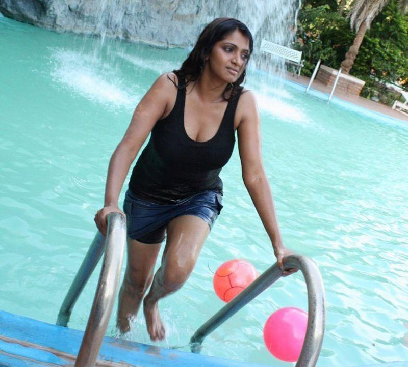 Bhuvaneswari Aunty Hot Navel Pictures