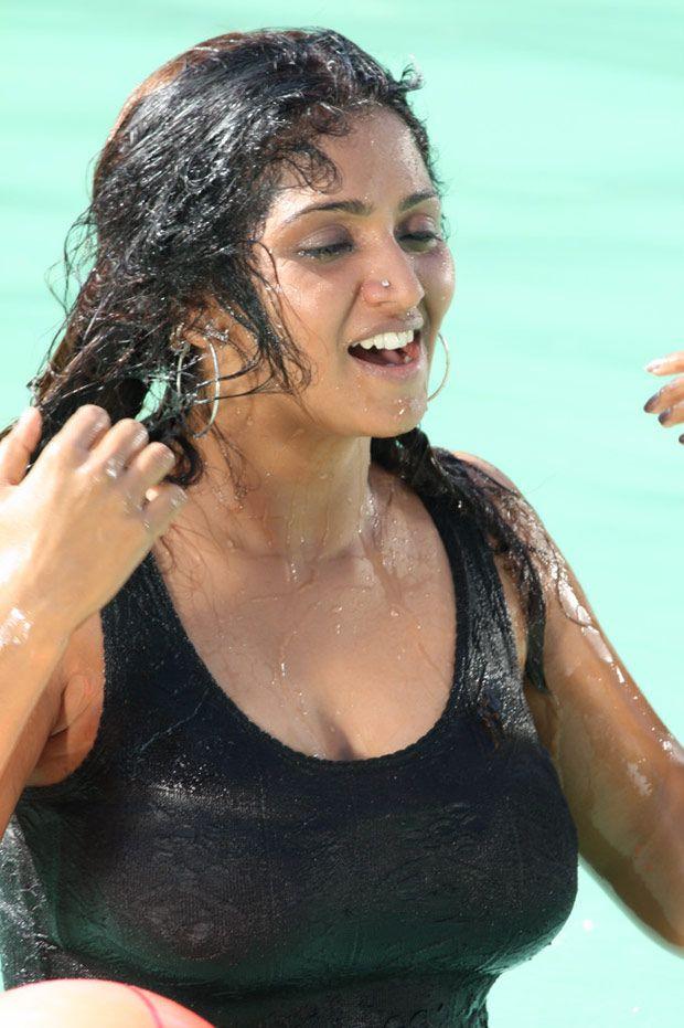 Bhuvaneswari Hot Cleavage Pics