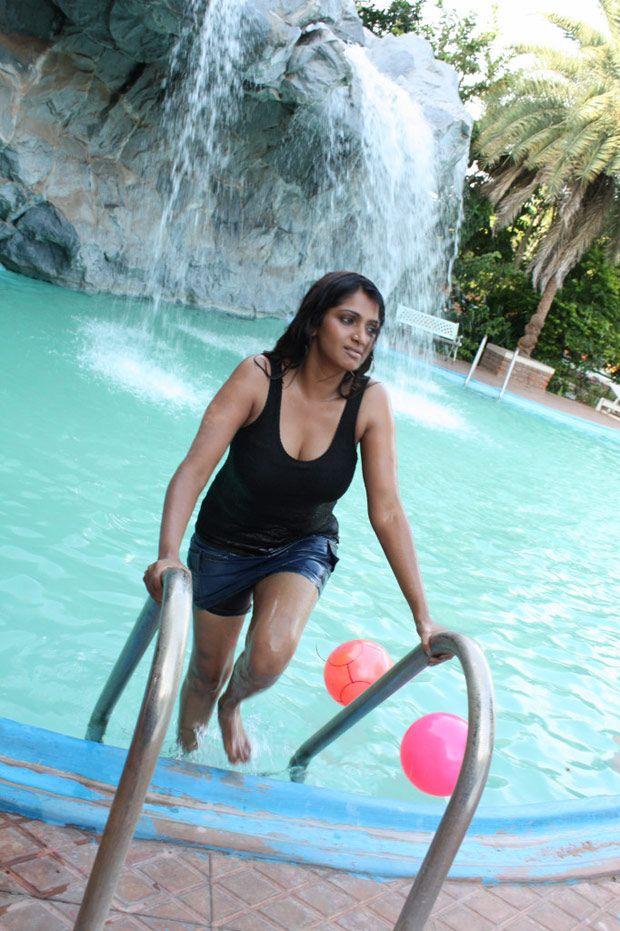 Bhuvaneswari Hot Cleavage Pics