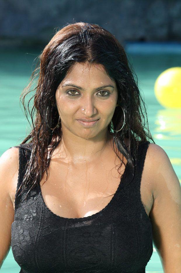 Bhuvaneswari Hot Cleavage Pics