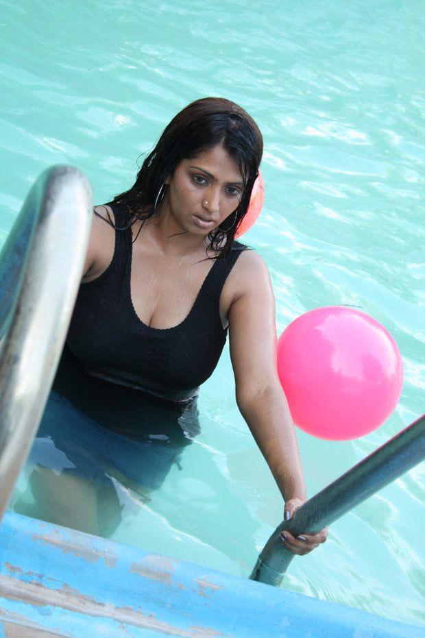 Bhuvaneswari Hot Cleavage Pics