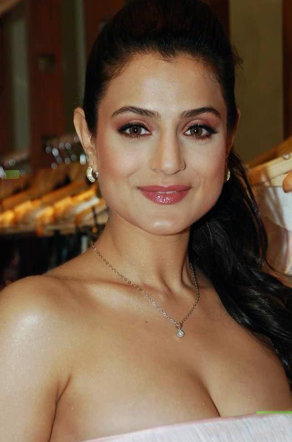 Bollywood Actress Amisha Patel Navel Pics