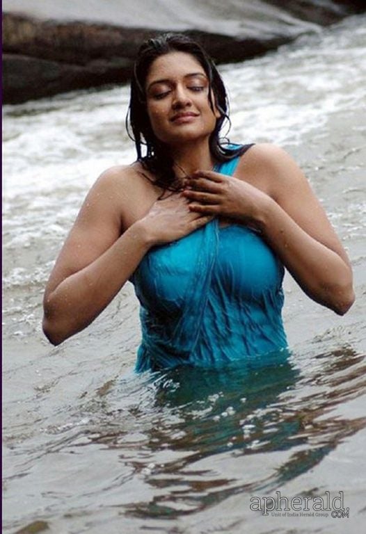 Bollywood Actress Hot Wet Photos