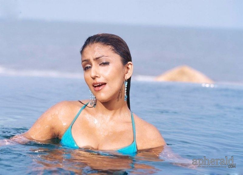 Bollywood Actress Hot Wet Photos