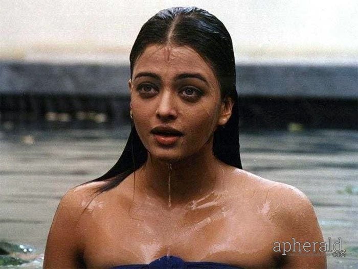 Bollywood Actress Hot Wet Photos