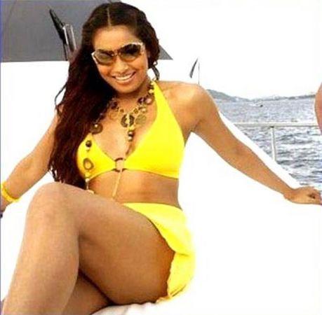 Bollywood Actress Looking Sensual in Bikini