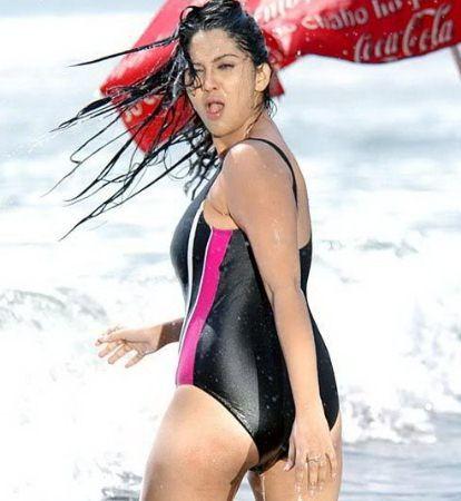 Bollywood Actress Looking Sensual in Bikini