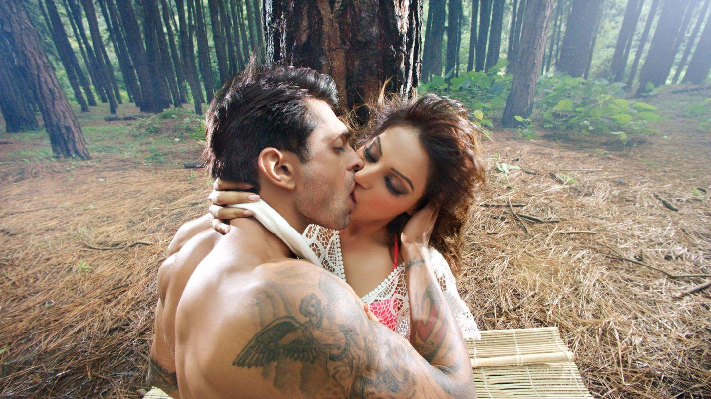 Bollywood Hot Romantic Scenes