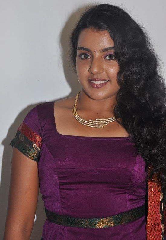 Divya Nagesh Sexy Photos