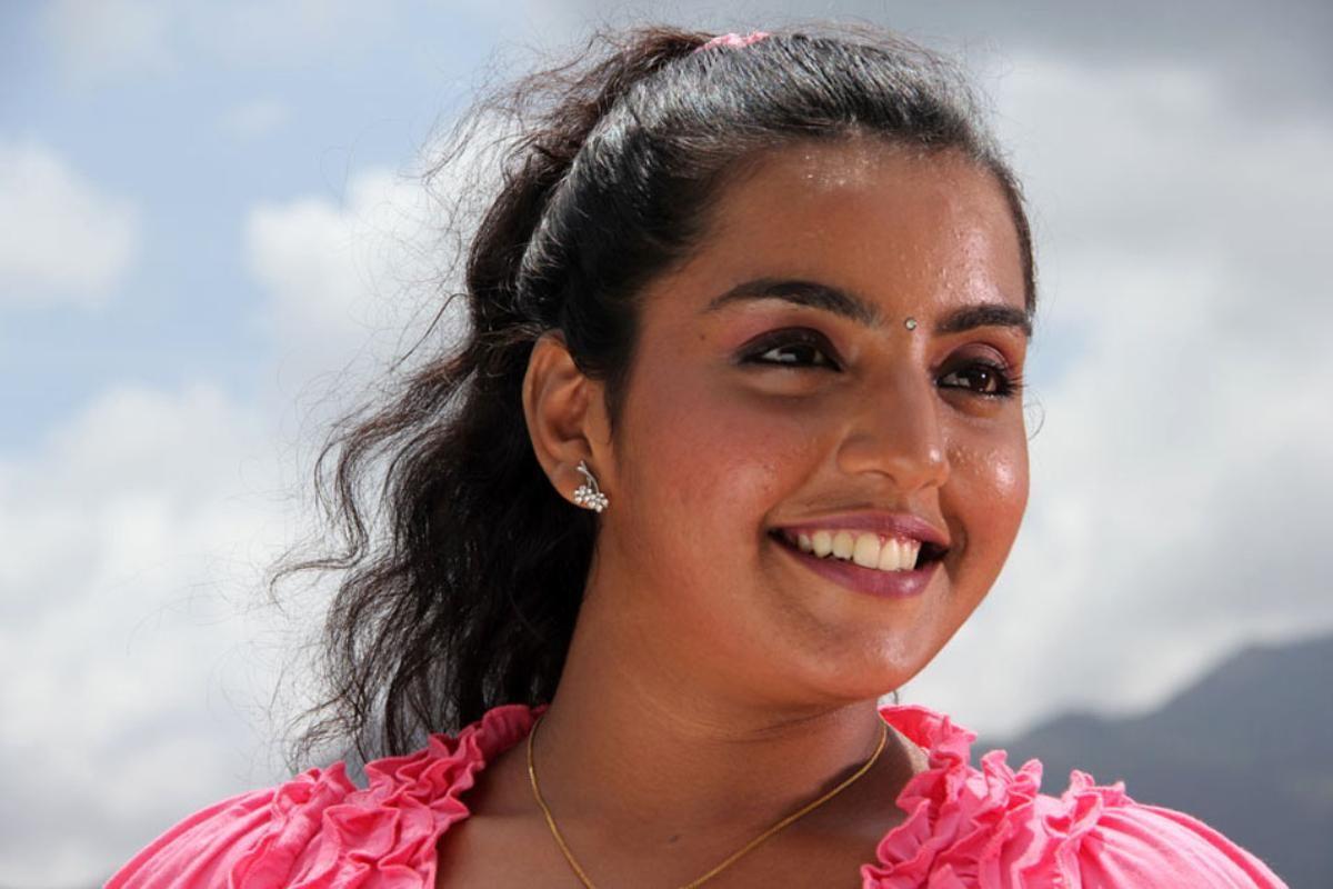 Divya Nagesh Spicy Photo Stills