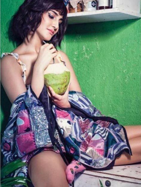 Extremely Hot Photos: Vaani Kapoor Latest Hot & Spicy Cleavage Bikini Images