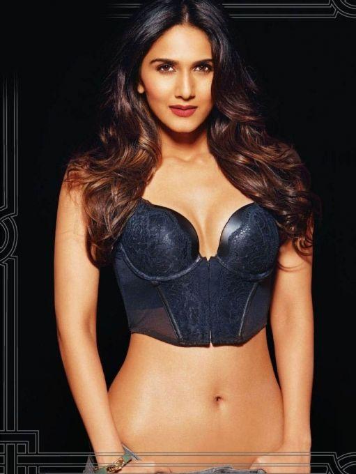 Extremely Hot Photos: Vaani Kapoor Latest Hot & Spicy Cleavage Bikini Images
