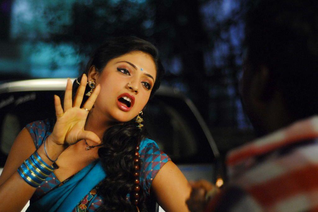 Hari Priya Hot Navel Stills
