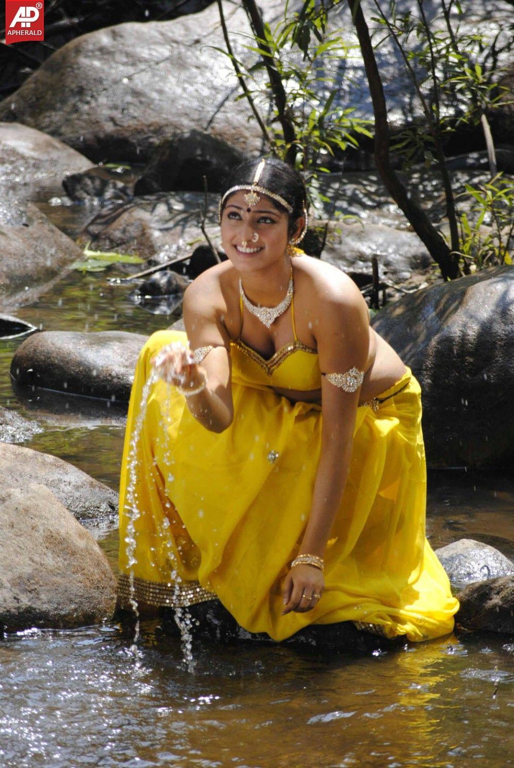 Hari Priya Hot Navel Stills