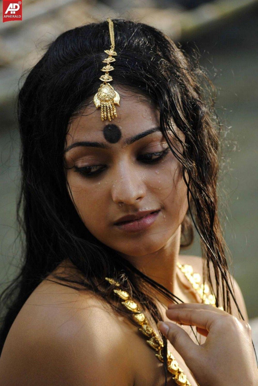 Hari Priya Hot Navel Stills