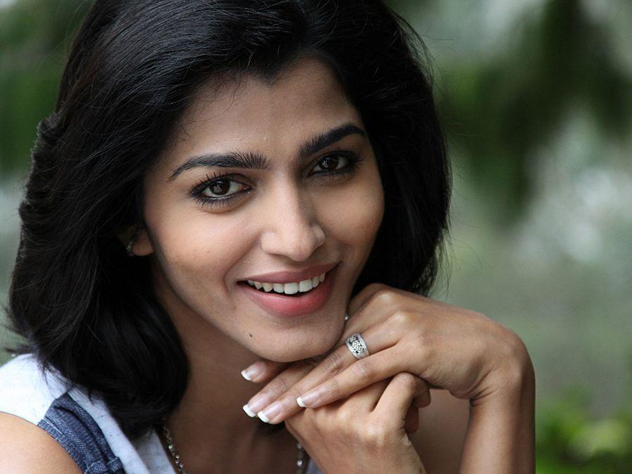 Herione Dhansika Hot Sexy Navel Show & Latest Spicy Photo Gallery