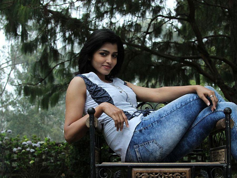 Herione Dhansika Hot Sexy Navel Show & Latest Spicy Photo Gallery