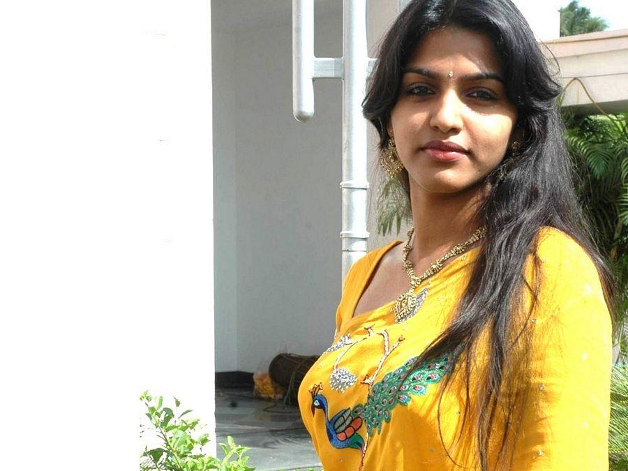 Herione Dhansika Hot Sexy Navel Show & Latest Spicy Photo Gallery