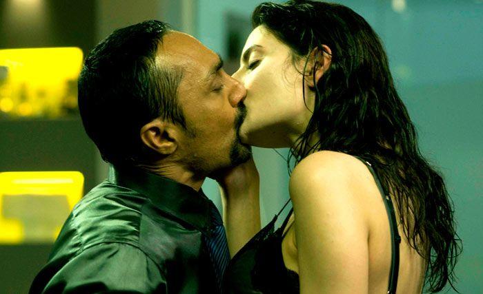 Hot Bollywood Love Kissing Scenes Photos