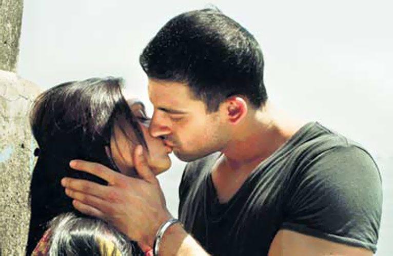 Hot Bollywood Love Kissing Scenes Photos