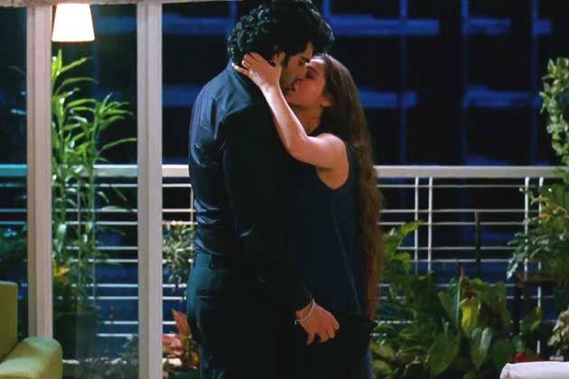 Hot Bollywood Love Kissing Scenes Photos