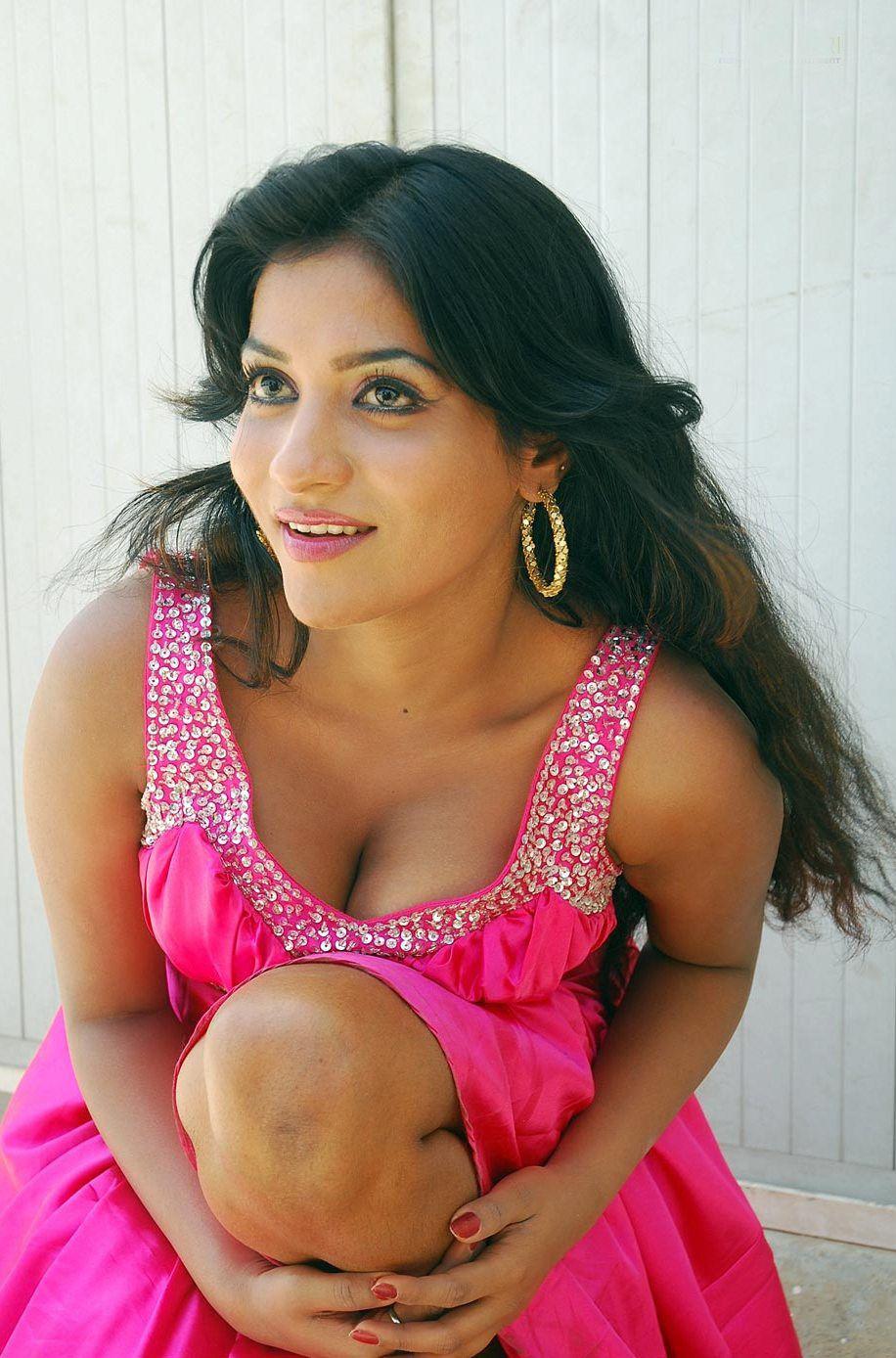 Hot Mallu Aunty Sri lekha Huge Cleavage Navel Show Photos