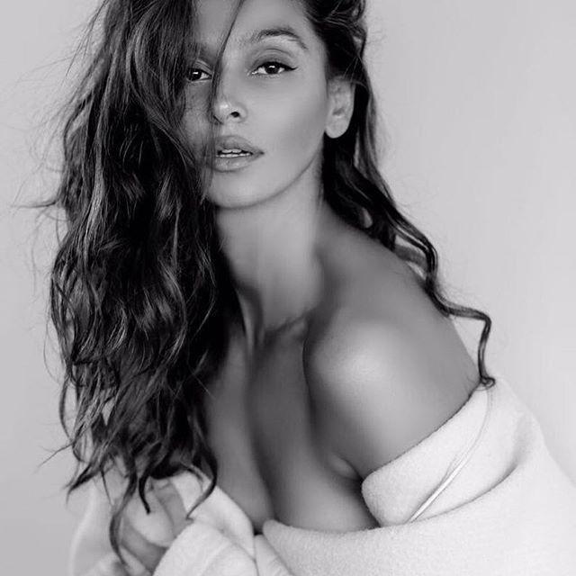 Hotness Alert: Shibani Dandekar Looks Smoking Hot In A Bikini Stills