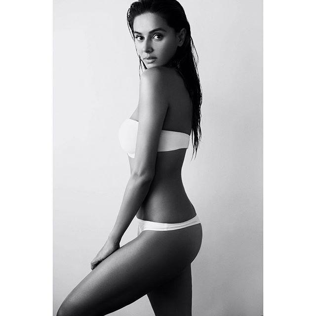 Hotness Alert: Shibani Dandekar Looks Smoking Hot In A Bikini Stills