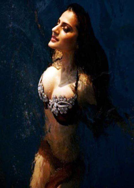 Indian Hot Actresses in Swimsuit Pictures