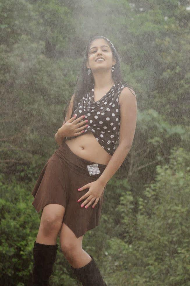 Ishita Dutta Sexy Navel Pics