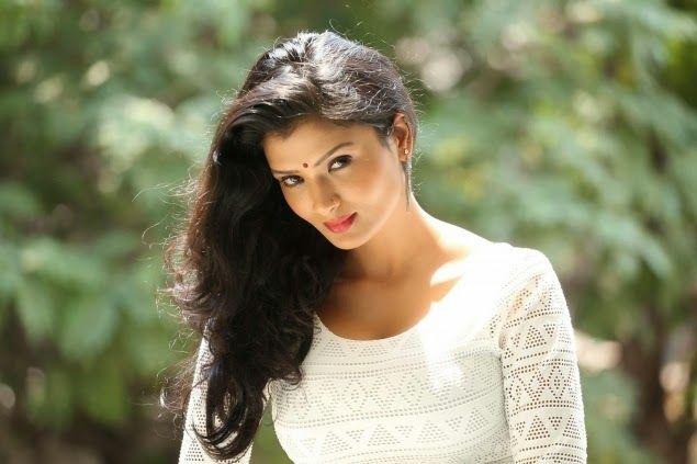 Ishita Vyas Sizzling Images