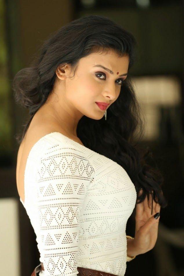 Ishita Vyas Sizzling Images