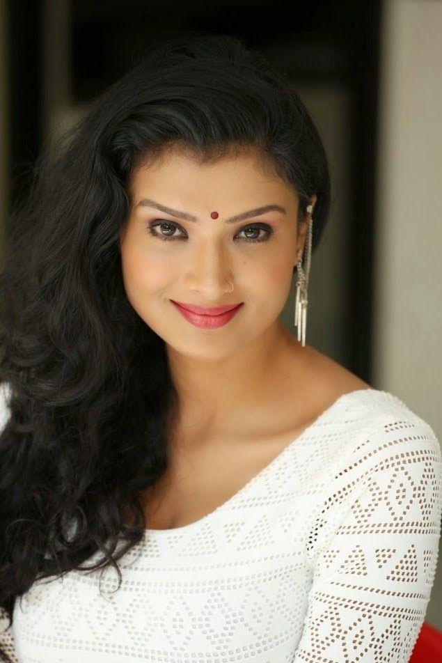 Ishita Vyas Sizzling Images