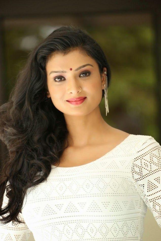 Ishita Vyas Sizzling Images