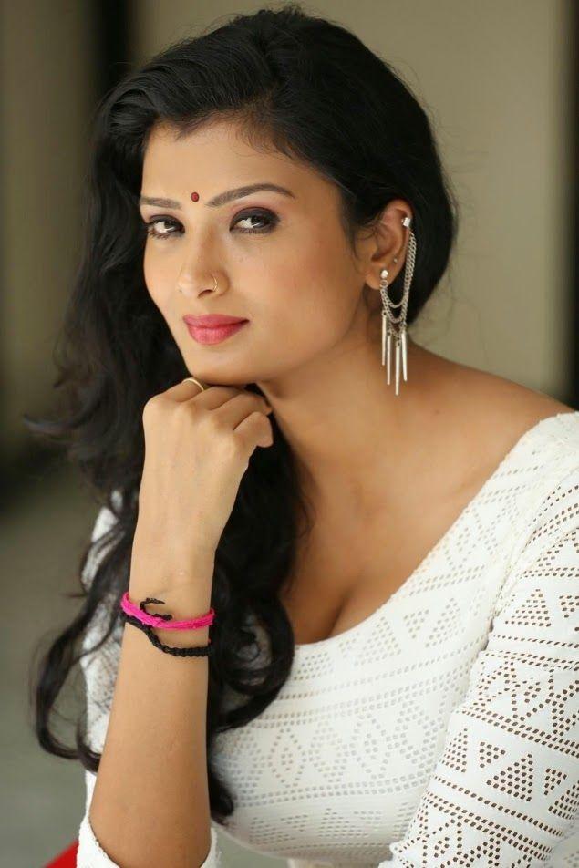 Ishita Vyas Sizzling Images