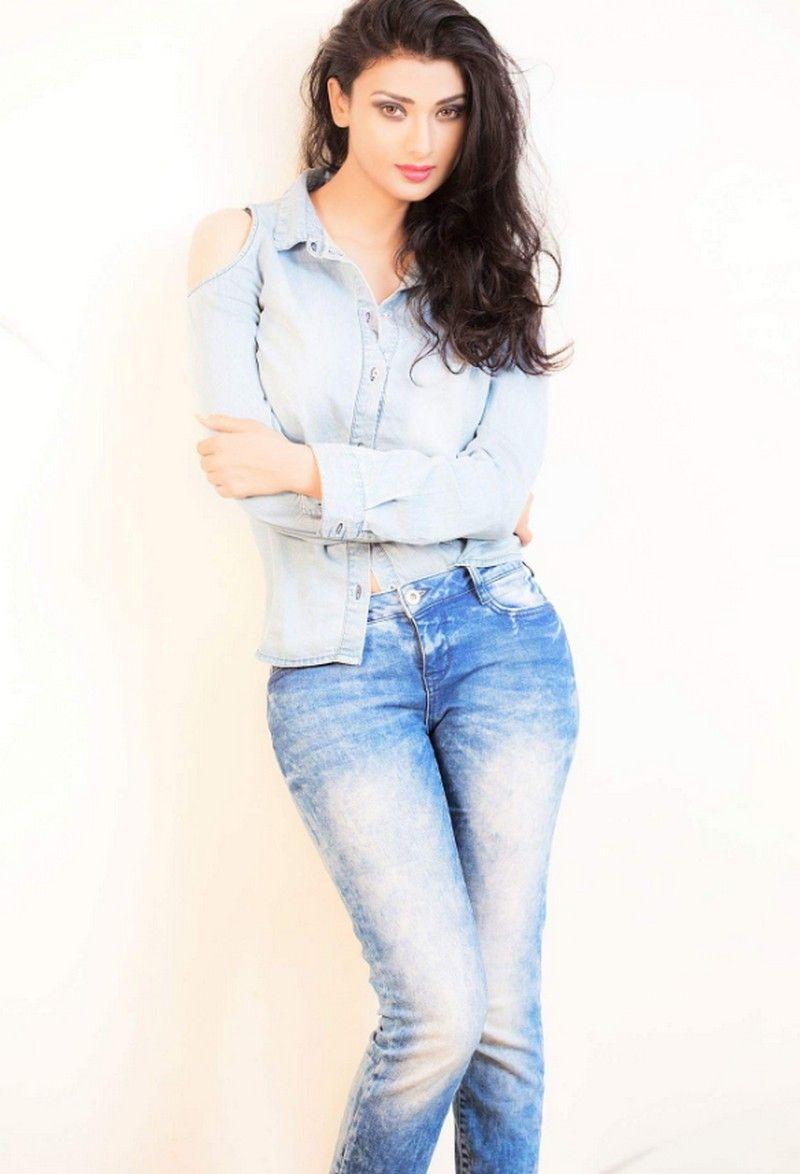 Ishita Vyas Sizzling Images