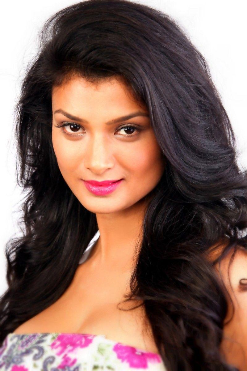 Ishita Vyas Sizzling Images