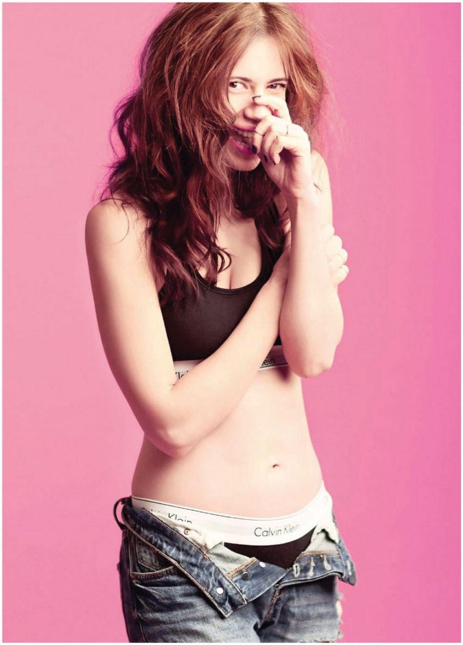 Kalki Koechlin Hot Navel PhotoShoot