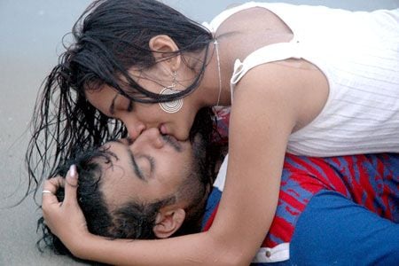 Tamil Hot Kiss Actress Pics