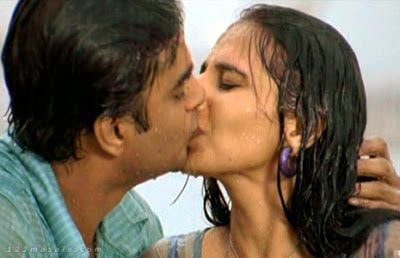 Tamil Hot Kiss Actress Pics