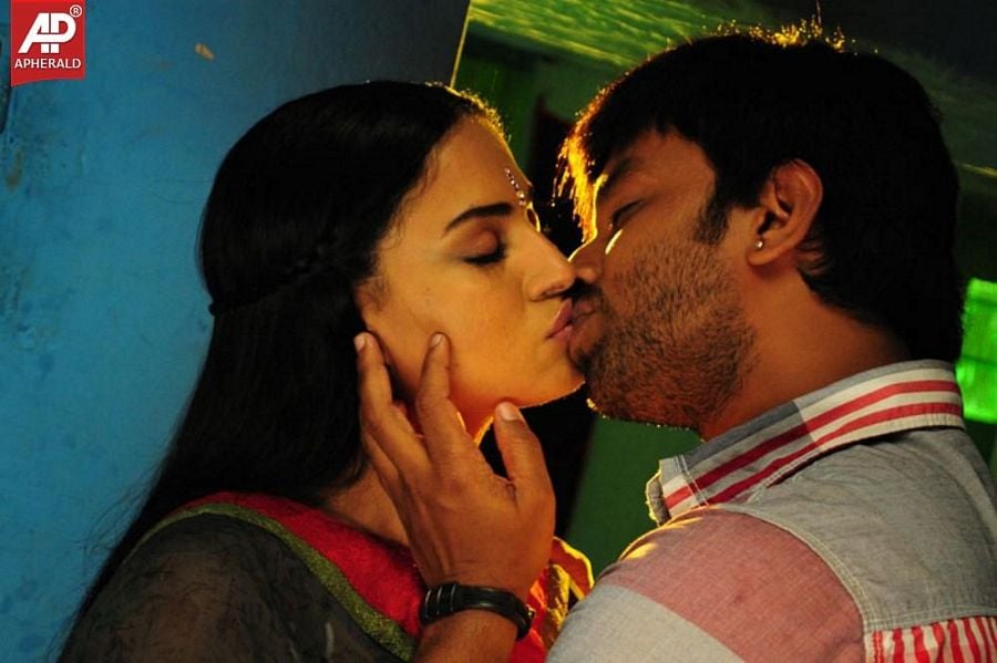 Tamil Hot Kiss Actress Pics