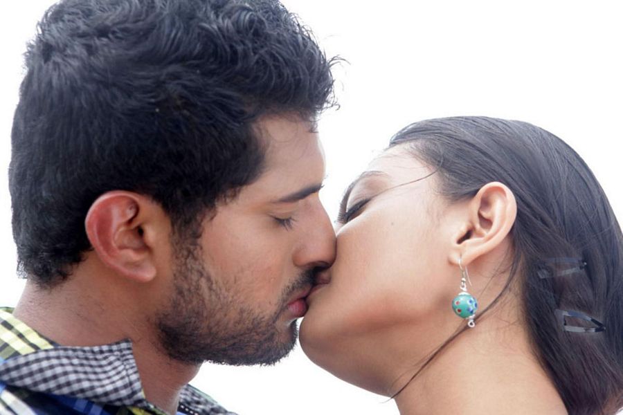 Tamil Hot Kiss Actress Pics