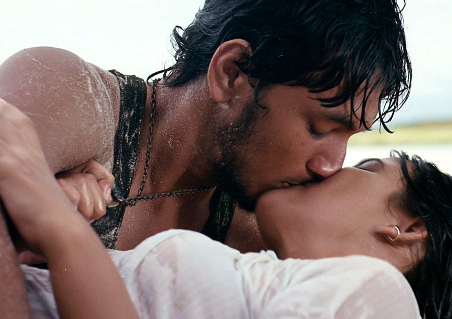 Tamil Hot Kiss Actress Pics