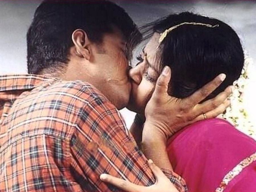 Tamil Hot Kiss Actress Pics